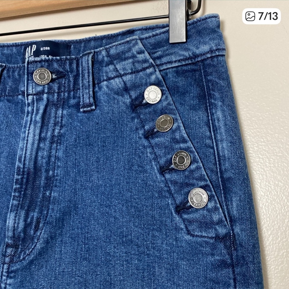 GAP High Rise '70s Flare Jeans Medium Wash Sailor Button Pockets Size 28 - Picture 7 of 10